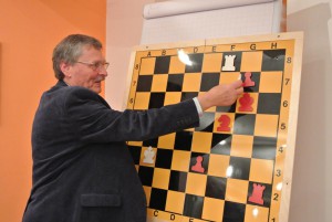 GM Hajo Hecht demonstriert Schach-Leckerbissen am Demobrett