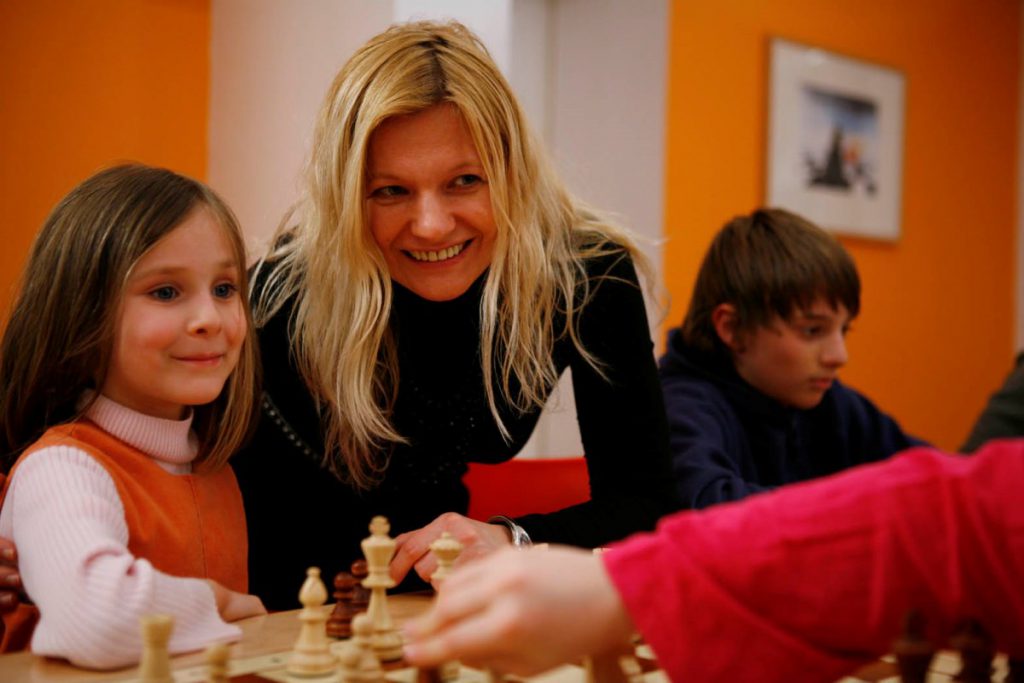 Kinder lernen gemeinsam mit den Eltern Schach im Tandem-Kurs für Eltern mit Kind.