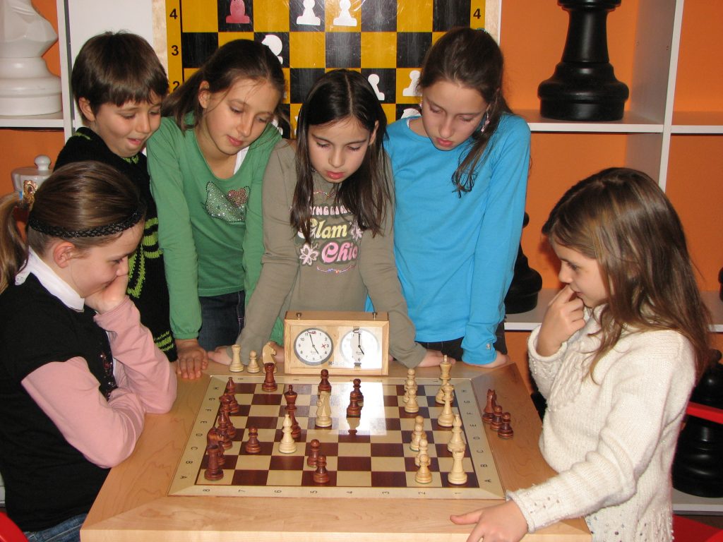 Schachkurse für Kinder. Kinder spielen jede Woche am Nachmittag Schach.