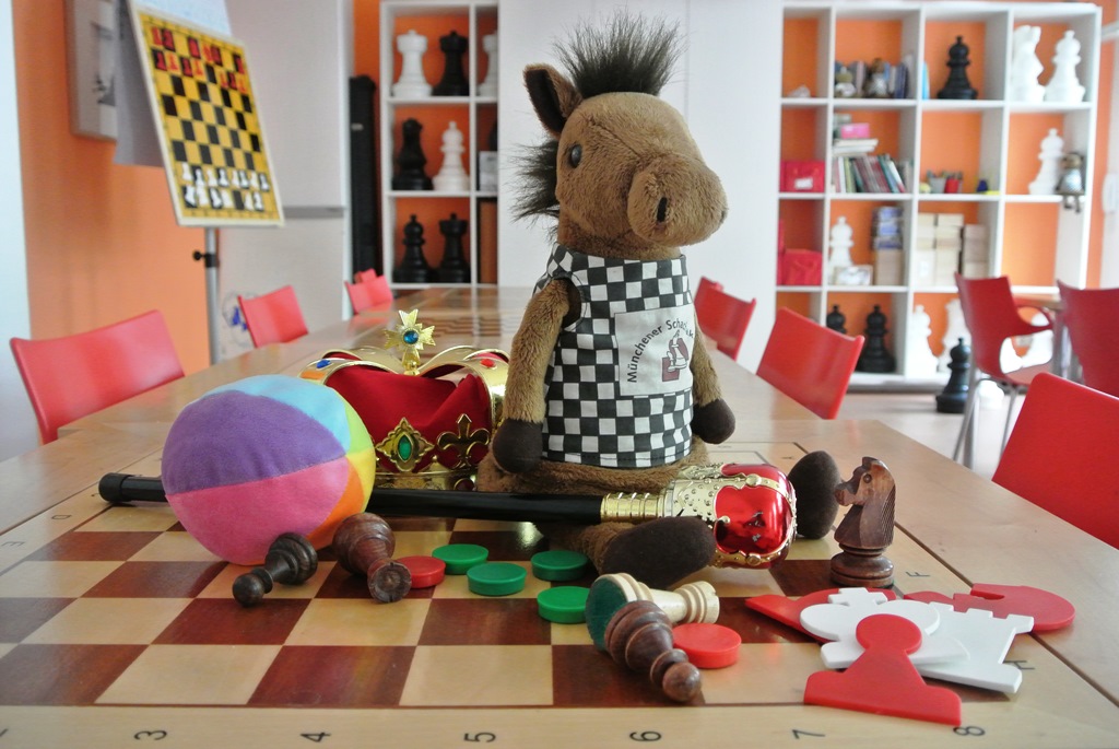 Maskottchen Schachi und Königsplan-Materialien zum Schachlernen