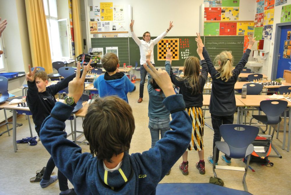 Stefan Kindermann macht mit Kindern Schachyoga